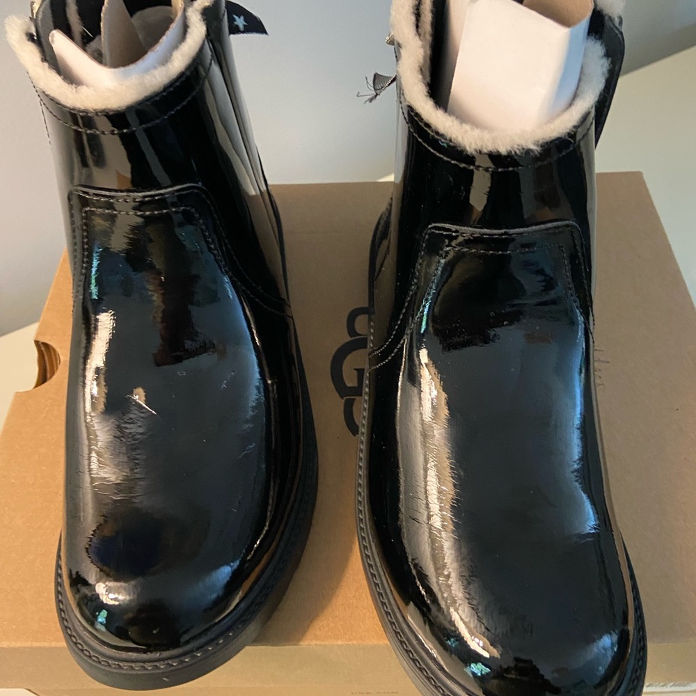 NWT UGG GIRLS BOOTS WITH BOX